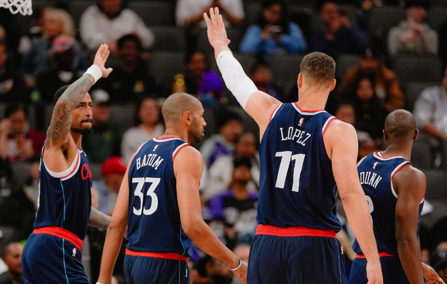 中两记三分, 科林斯, 篮板